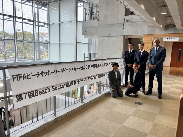 横断幕との写真