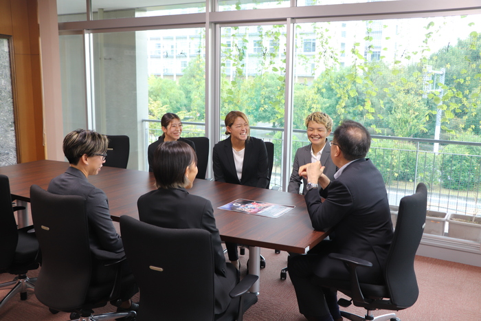 市長と選手の歓談の様子
