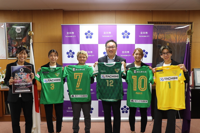 選手と市長の集合写真