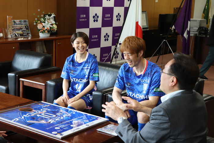 酒井市長と立川アスレティックFCの選手が談笑される様子