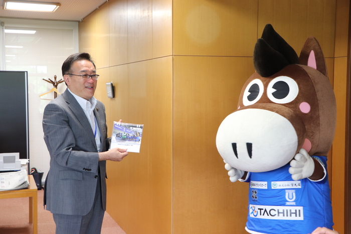 アスレくんにプレゼントをもらう酒井市長
