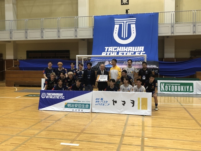 写真：市長と立川アスレティックFCの皆さん