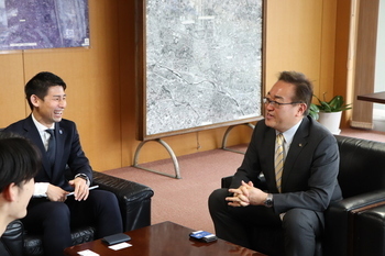 写真：市長と皆本代表理事