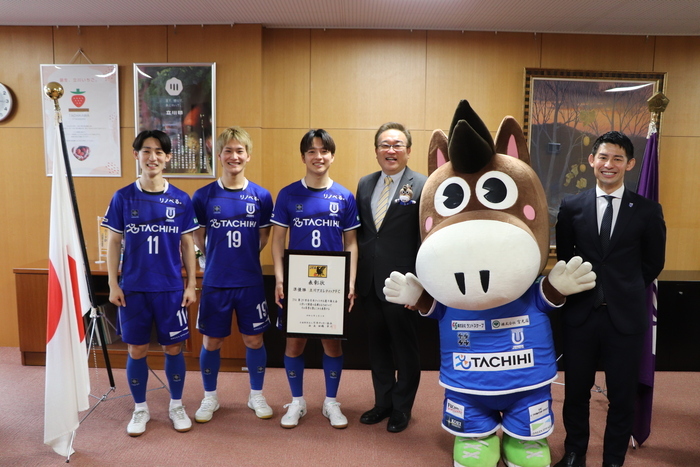 写真：市長と立川アスレティックFCの皆さん