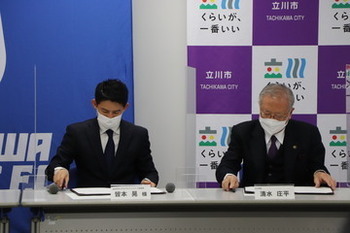 写真：署名の様子