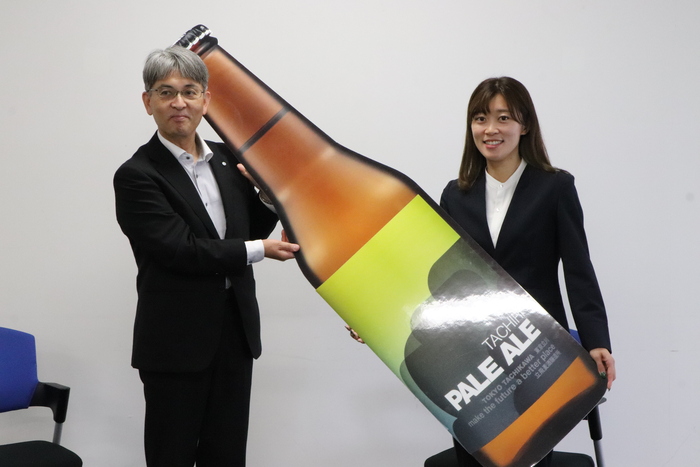 立飛ビールのパネルを受け取る岡田選手