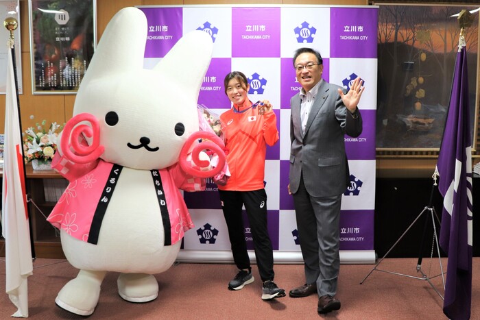 左からくるりん、岡田選手、酒井市長の集合写真