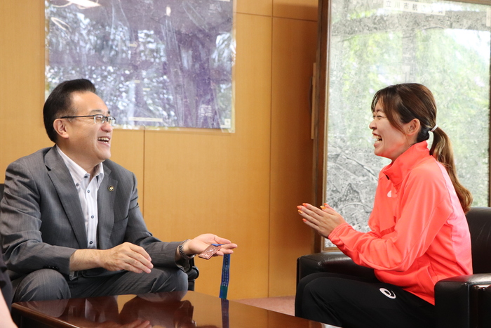 談笑される酒井市長と岡田選手