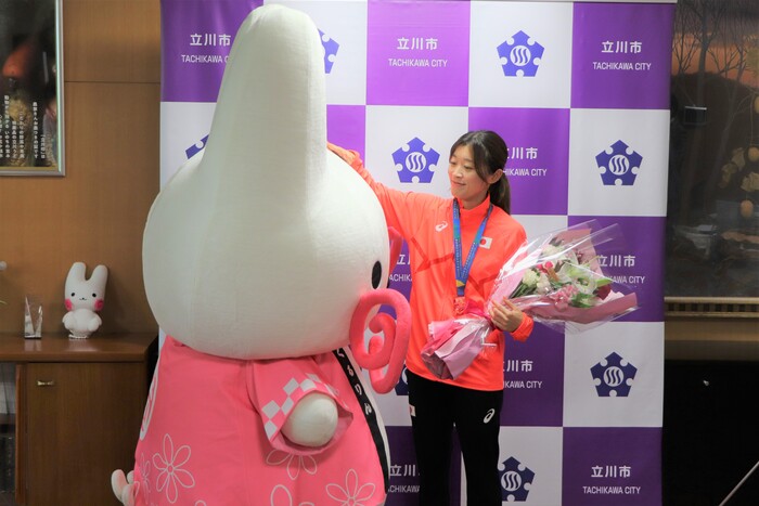 くるりんをなでる岡田選手