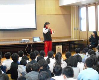 写真：岡田海緒さん講演会の様子