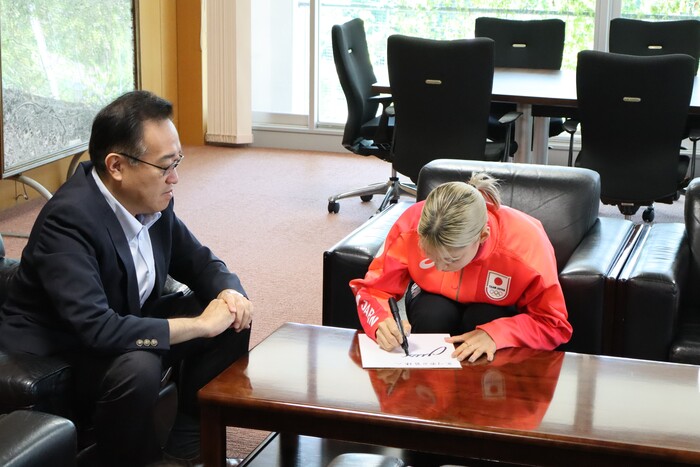 色紙にサインをいただく様子