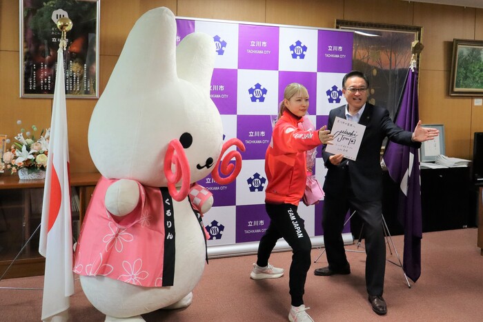 くるりんと江村選手と酒井市長のフェンシングのポーズをとる集合写真