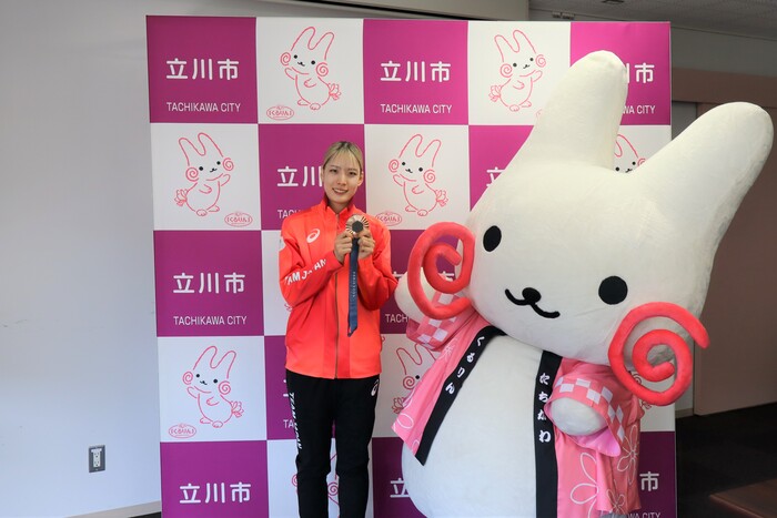 メダルを見せていただく江村選手とくるりんのツーショット