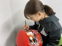 写真：だるまに目を入れる江村選手