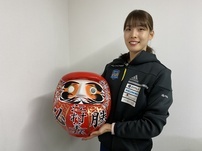 写真：だるまと記念撮影する江村選手