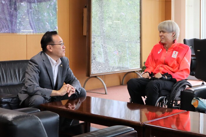 談笑される酒井市長と長谷川選手