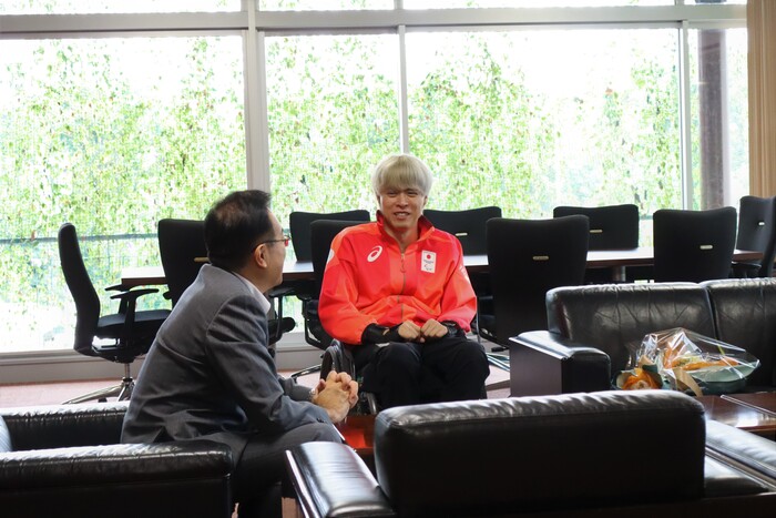 酒井市長と長谷川選手がお話しされる様子