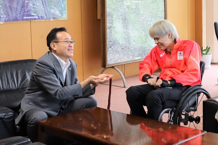 パリ2024パラリンピックのメダルを見せてもらう酒井市長