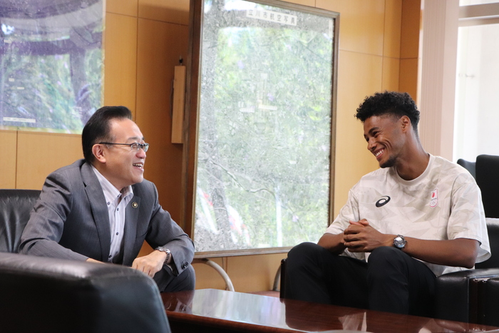 酒井市長と中島選手がご歓談される様子