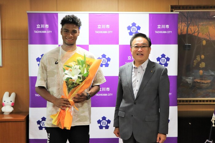 酒井大史市長と中島選手のツーショット