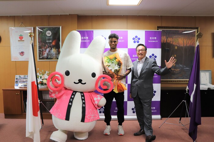 くるりんと中島選手と酒井市長の集合写真