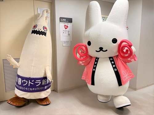 写真：くるりんとウドラ楽屋の前