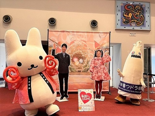 写真：くるりんとウドラでパネルと撮影