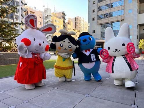 写真：出場キャラクターと記念撮影2