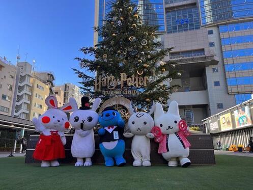 写真：出場キャラクターと記念撮影1