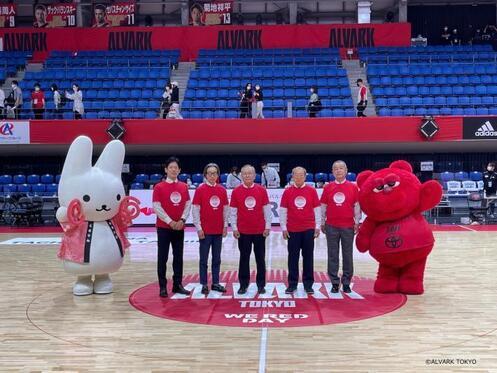 写真：市長とくるりんとルーク君記念撮影