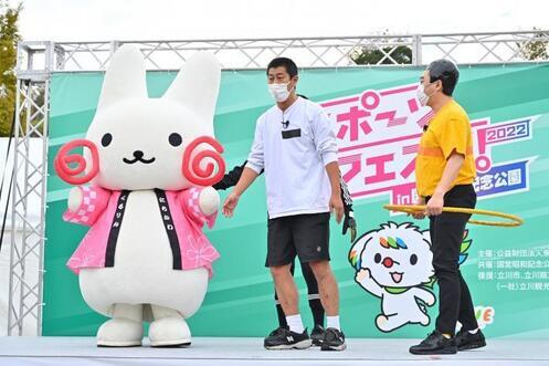 写真：くるりんと尾形軍団