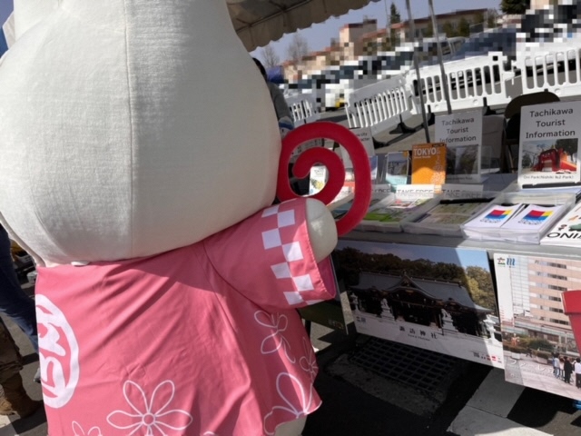 写真：立川市ブースを見るくるりん