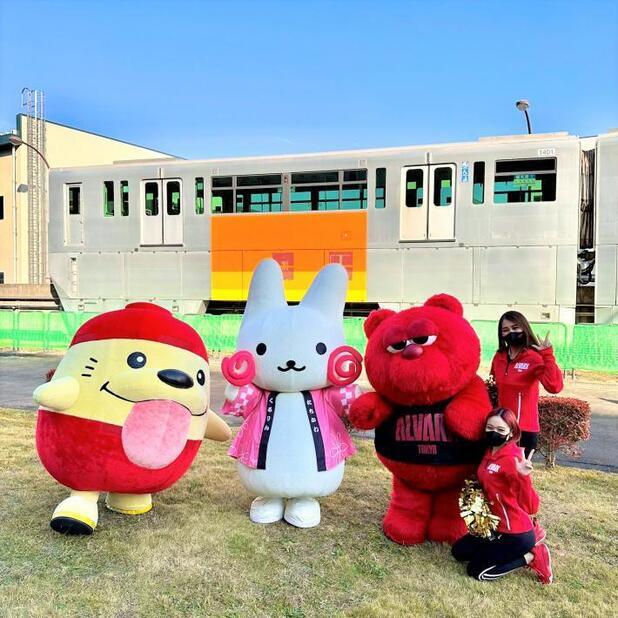 写真：うまべぇとルークとアルバルクチアリーダーとくるりん