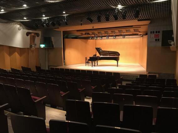 写真：アイムホール舞台ピアノ配置