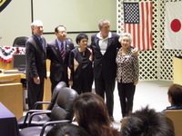 写真：調印後の記念撮影の様子