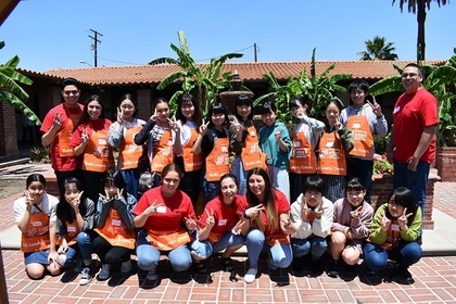 写真：同世代の学生たちと記念撮影