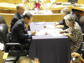 写真：50周年記念の調印式1