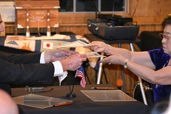 写真：60周年記念の調印式