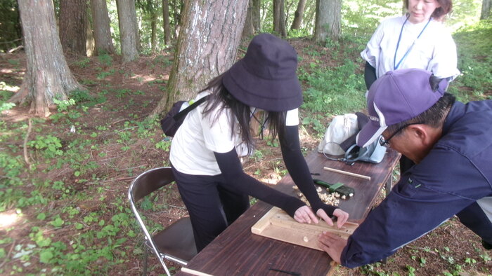 写真：箸づくりをする人