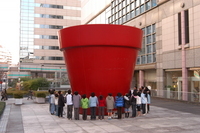 写真：オープンカフェテラスを囲んでいる様子