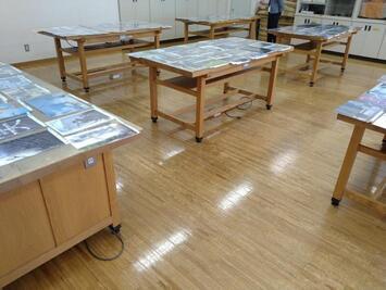 写真：審査用に並べられた応募作品たち