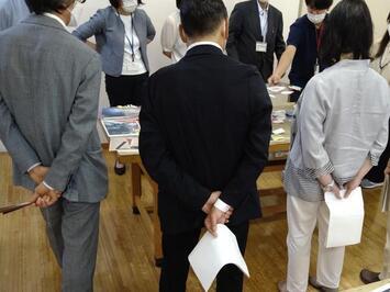 写真：選んだ理由を熱く語る審査員の様子