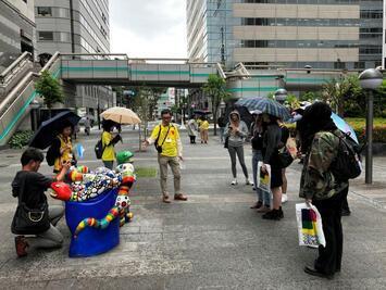 写真:ガイドの説明を訊きながら、熱心に写真も撮る留学生たち