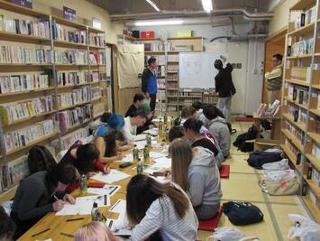 写真:プロの漫画家から漫画の描き方を学びます