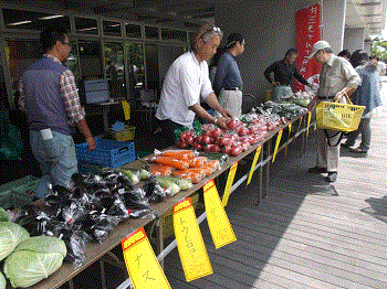 写真：市役所本庁舎内での直売会の様子