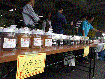 写真：摘み取り園や直売所、個人販売の様子