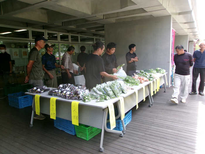 野菜の直売会の様子