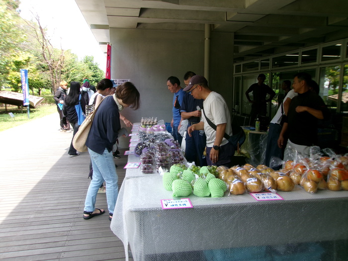 果実の直売会の様子