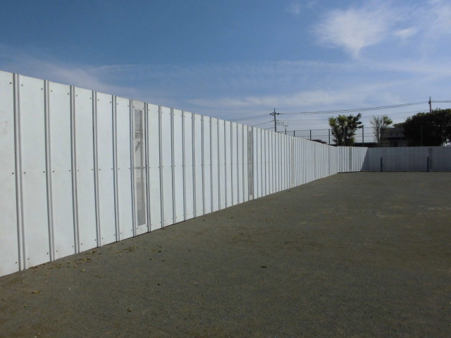 写真：万能鋼板での仮囲いの様子その1