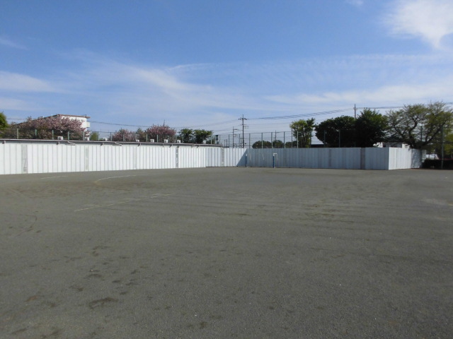 写真：万能鋼板での仮囲いの様子その2